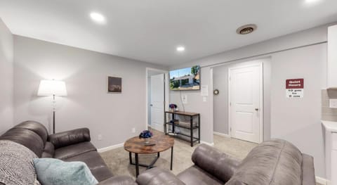 Communal lounge/ TV room, TV and multimedia, Living room, Seating area