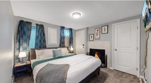 Bed, TV and multimedia, Photo of the whole room, Bedroom, fireplace