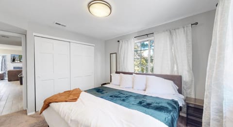 Bed, Decorative detail, Bedroom, wardrobe