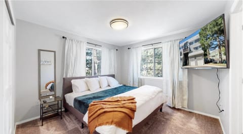 Bed, TV and multimedia, Photo of the whole room, Bedroom, pet friendly