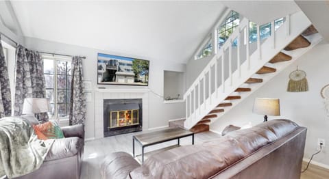 Communal lounge/ TV room, TV and multimedia, Living room, Seating area, fireplace