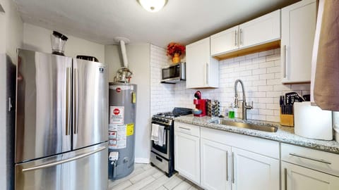 Coffee/tea facilities, Kitchen or kitchenette, microwave, oven, stove