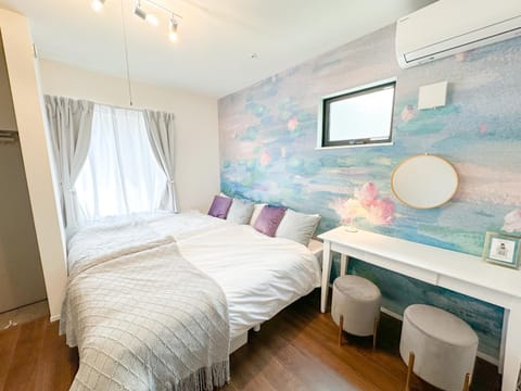 Photo of the whole room, Bedroom
