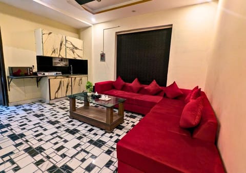 Kitchen or kitchenette, Living room, Seating area, Dining area, oven