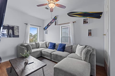 Near Downtown Heights Apt Yard Terrace WiFi Desk Apartment in Pearland