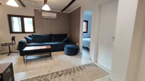 TV and multimedia, Living room, Seating area, air conditioner