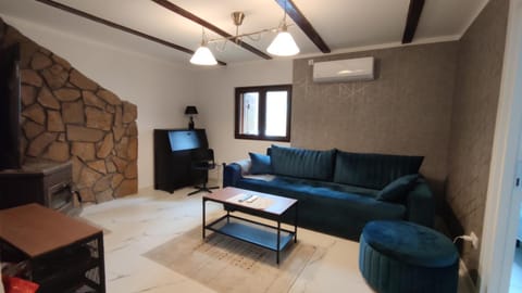 Communal lounge/ TV room, TV and multimedia, Living room, Seating area, air conditioner