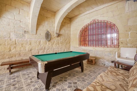 Billiard, Game Room