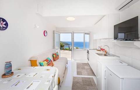 Kitchen or kitchenette, Sea view