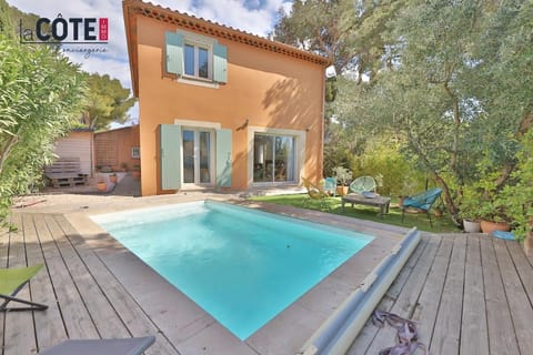 Patio, Garden view, Swimming pool, sunbed