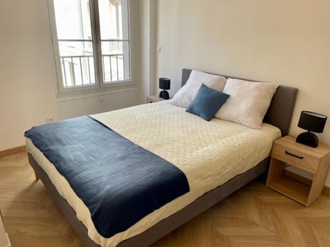 Photo of the whole room, Bedroom
