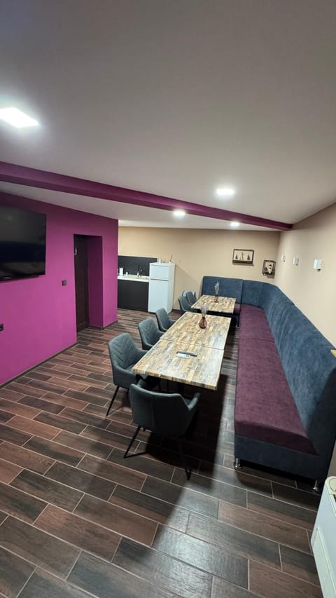 TV and multimedia, Kitchen or kitchenette, Living room, Seating area, Dining area