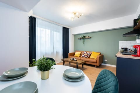 TV and multimedia, Kitchen or kitchenette, Living room, Seating area, Dining area