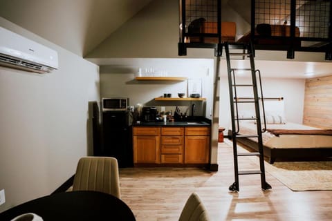 Modern Cabin on Weiss Lake, Cedar Bluff, Alabama Cabin in Weiss Lake