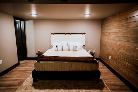 Modern Cabin on Weiss Lake, Cedar Bluff, Alabama Cabin in Weiss Lake