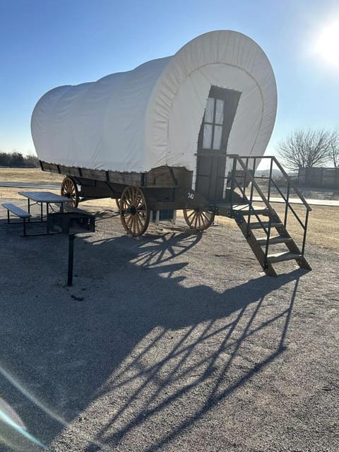 Cozy Conestoga Covered Wagon for 6 on Oklahoma Farm, for Memorable Glamping Vacations House in Norman