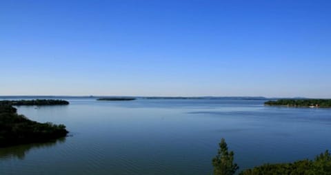 Enchanting Room Rental with Stunning Lake Views near Houston, Texas House in Rio Grande