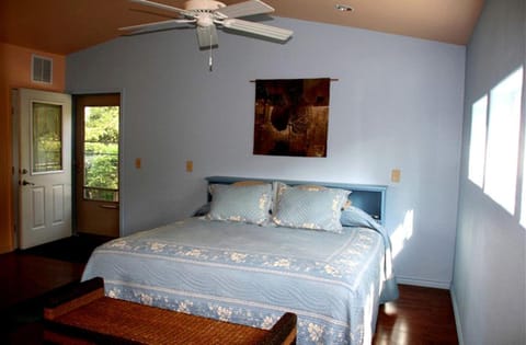 Enchanting Room Rental with Stunning Lake Views near Houston, Texas House in Rio Grande