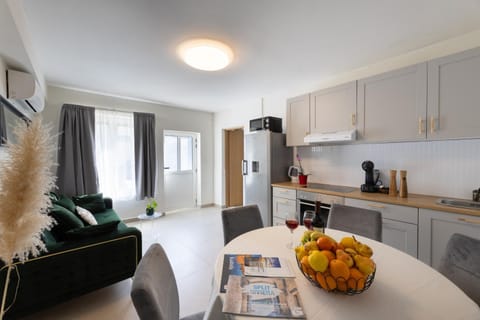 Coffee/tea facilities, Kitchen or kitchenette, Living room, Food and drinks, Seating area, Dining area, oven, pet friendly, stove, toaster