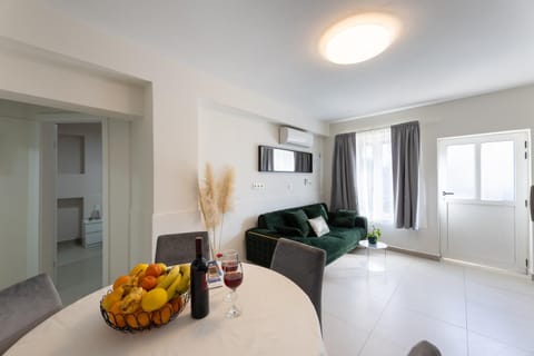 Bed, TV and multimedia, Living room, Photo of the whole room, Seating area, Dining area