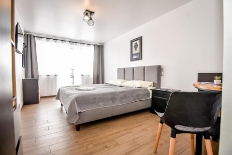 Bed, Photo of the whole room, Seating area, Bedroom, towels