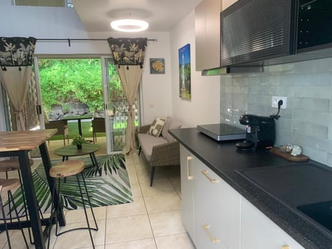 Coffee/tea facilities, Kitchen or kitchenette, Living room, Dining area