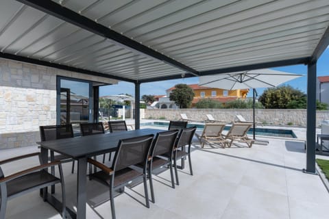 Property building, Patio, Balcony/Terrace