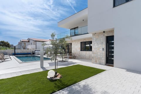Property building, Patio, Day, Garden, Pool view