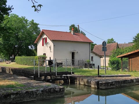 Authentique maison éclusière House in Centre-Val de Loire