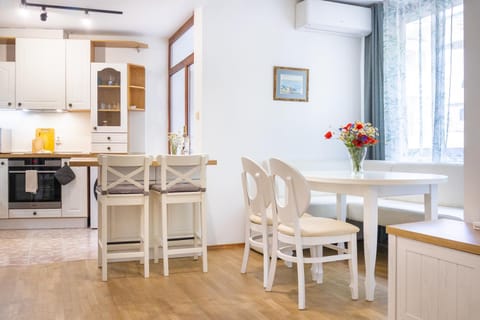 Kitchen or kitchenette, Living room, Seating area, Dining area, stove