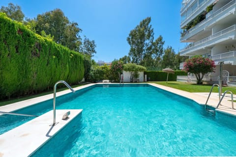 Property building, Day, Garden, Swimming pool, Swimming pool