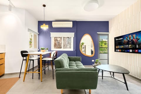 Communal lounge/ TV room, TV and multimedia, Living room, Seating area, Dining area, air conditioner
