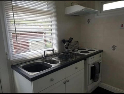 Cosy Chalet, Seasonal Pool & Play Park Llansteffan Chalet in Llansteffan