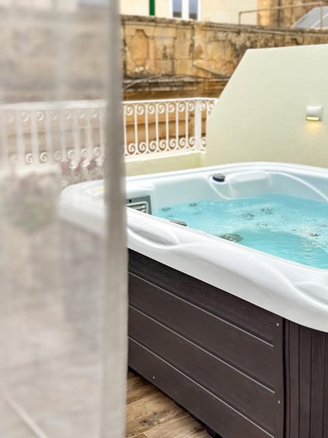 Hot Tub, room service