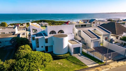 Property building, Nearby landmark, Neighbourhood, Natural landscape, Street view