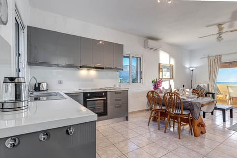 Kitchen or kitchenette, Dining area, oven, stove