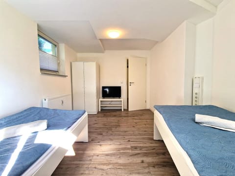 Bed, TV and multimedia, Photo of the whole room, Bedroom
