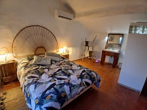 Bed, Photo of the whole room, Bedroom, air conditioner