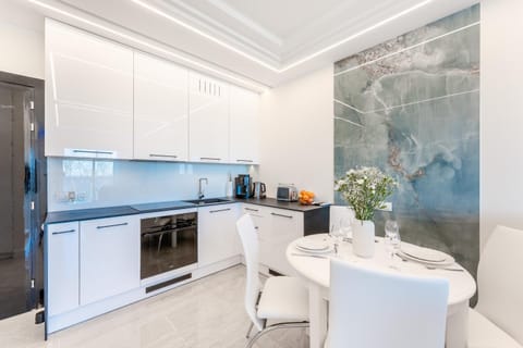 Coffee/tea facilities, Kitchen or kitchenette, Dining area, dishwasher, oven, stove, toaster