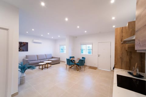 TV and multimedia, Kitchen or kitchenette, Living room, Seating area, Dining area