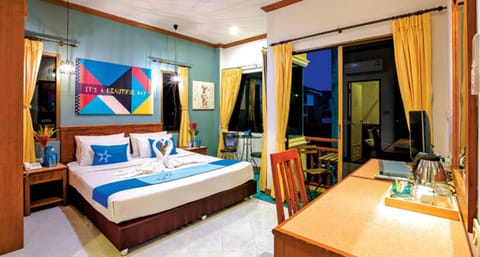 Bed, TV and multimedia, Photo of the whole room, Bedroom