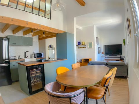 Communal lounge/ TV room, TV and multimedia, Kitchen or kitchenette, Living room, Seating area, Dining area, dishwasher, heating, internet, minibar, oven, stove