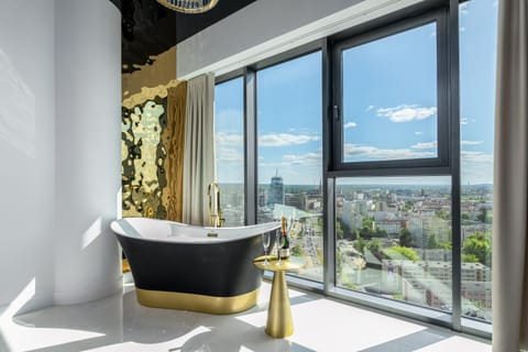 View (from property/room), City view, Bath