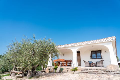 Property building, Patio, Garden, Dining area, Garden view