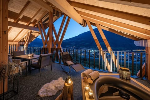 Natural landscape, View (from property/room), Balcony/Terrace, Seating area, Mountain view, Bath