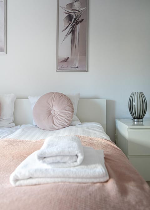 Bed, Photo of the whole room, Bedroom, towels