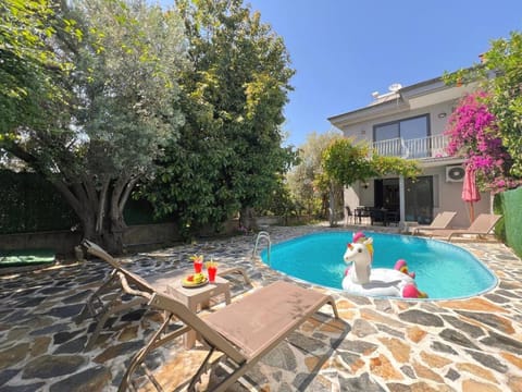 Property building, Patio, Spring, Day, Garden, Dining area, Garden view, Pool view, Swimming pool, sunbed