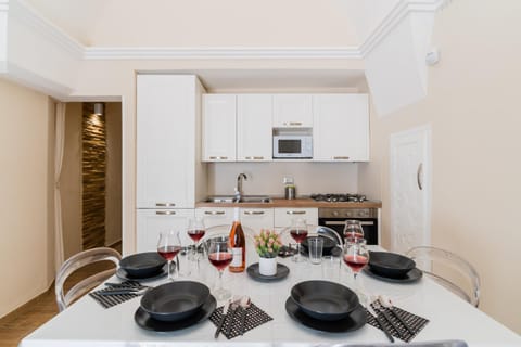 Kitchen or kitchenette, Dining area, stove