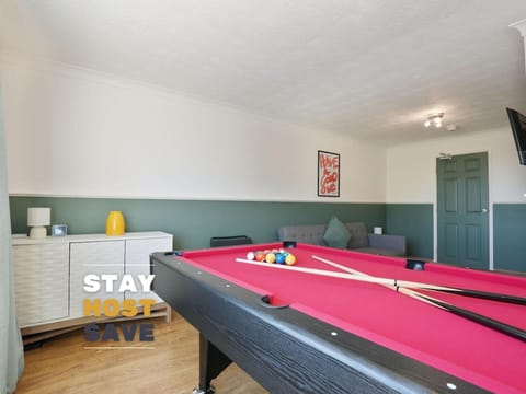 Stupton House, Large 3 Bed House that Sleeps 8 with Full Size Pool Table & FREE Parking - Hosted by Stay Host Save Apartment in Rotherham