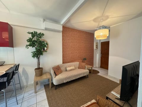 TV and multimedia, Living room, Seating area, air conditioner
